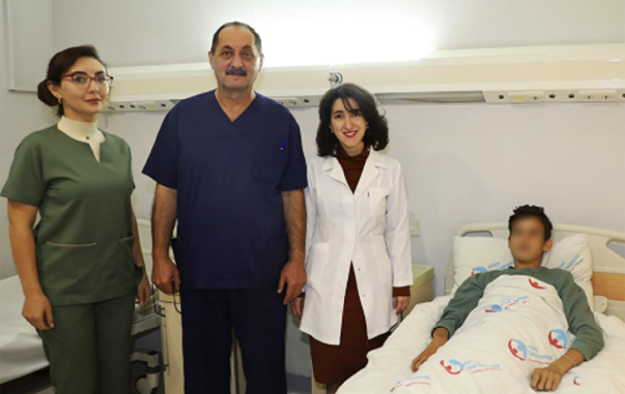 Bakıda yeniyetmə taxta udub - Bağırsağı deşildi