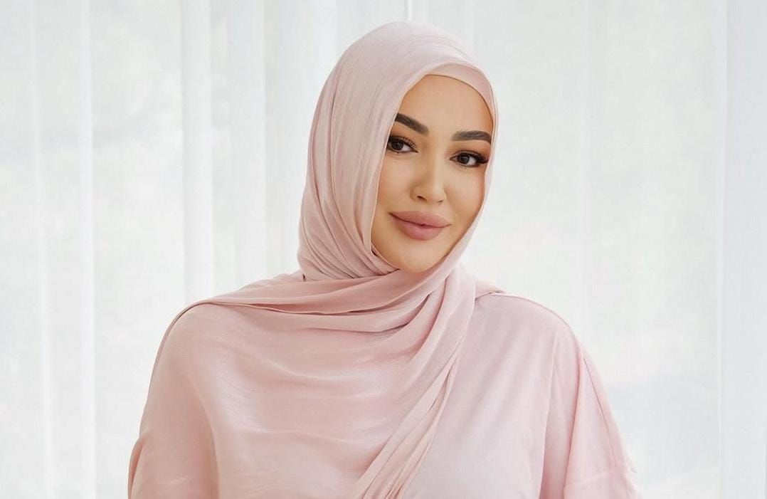 Qazaxıstanlı məşhur bloger hicabını açdı - FOTO