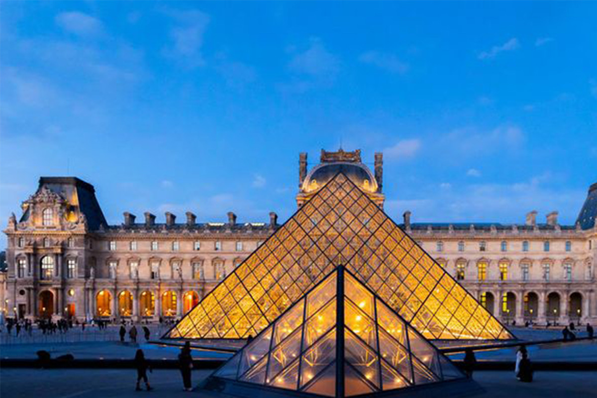 Luvr muzeyindən edilən oğurluğun yeni VİDEOSU