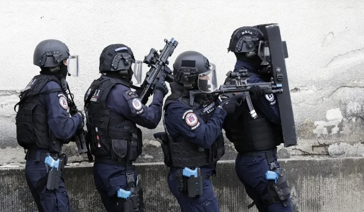 Rumıniyada avtomobili ilə Rusiya səfirliyinə girməyə çalışan şəxs saxlanılıb