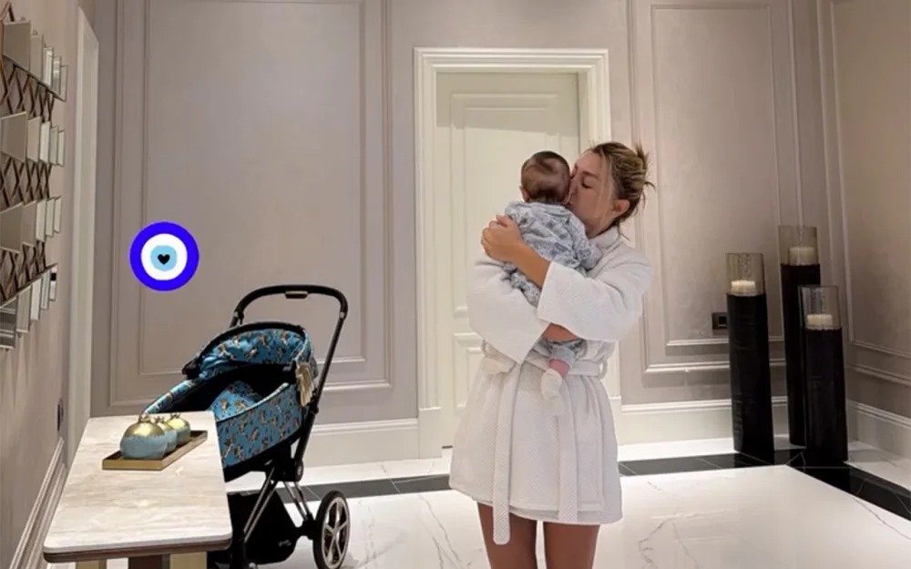 Röya Ayxan qardaşı oğlu ilə...