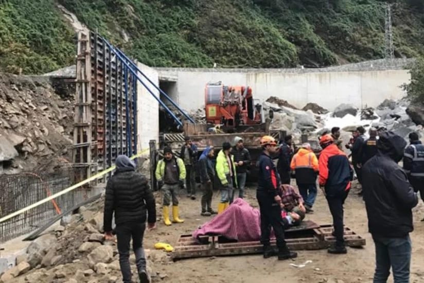 Türkiyədə inşaat qəzası zamanı dağıntı olub, xəsarət alanlar var