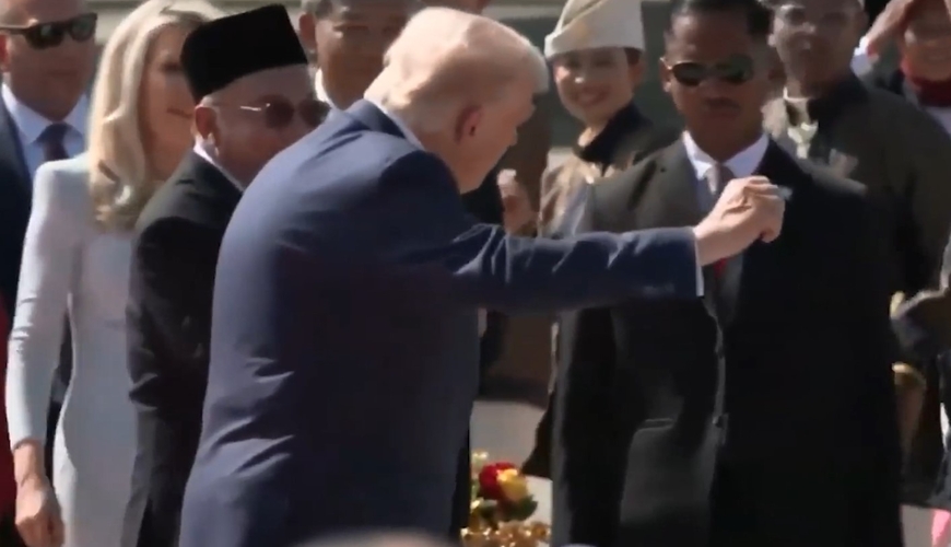 Tramp Malayziyada rəqs etdi - VİDEO