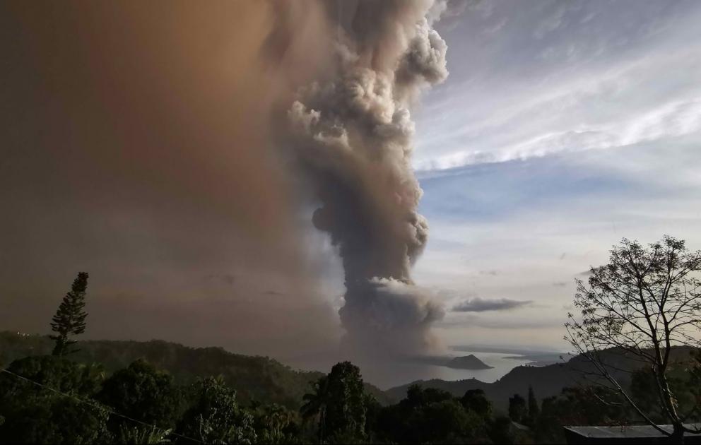 Filippində Taal vulkanı püskürdü