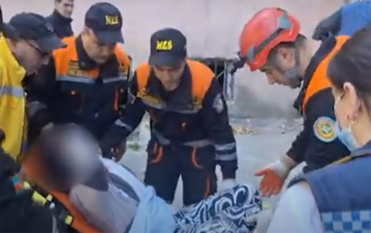 Qapını kəsib huşsuz vəziyyətdə olan qadını xilas etdilər - Video