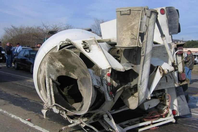 Ağdərədə betonqarışdıran maşın aşdı - Sürücü öldü