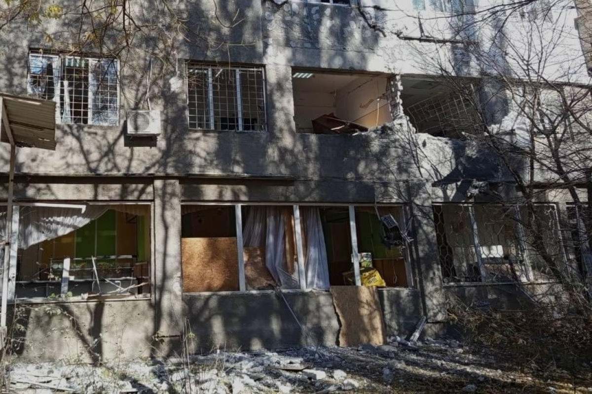 Xersonda uşaq xəstəxanası artilleriya atəşinə tutulub, yaralılar var