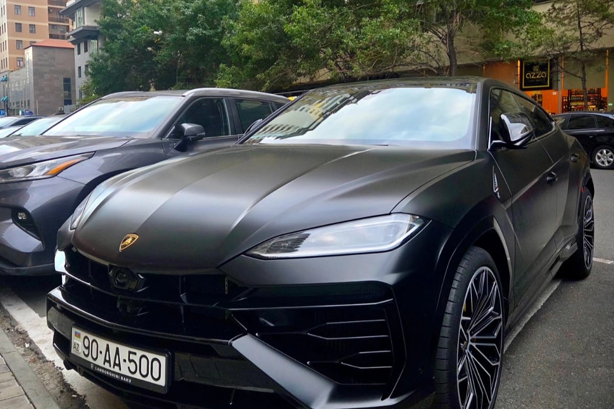 Ramiz Mehdiyevin nəvəsi Bakıda 630 minlik "Lamborghini" ilə gəzir - VİDEO