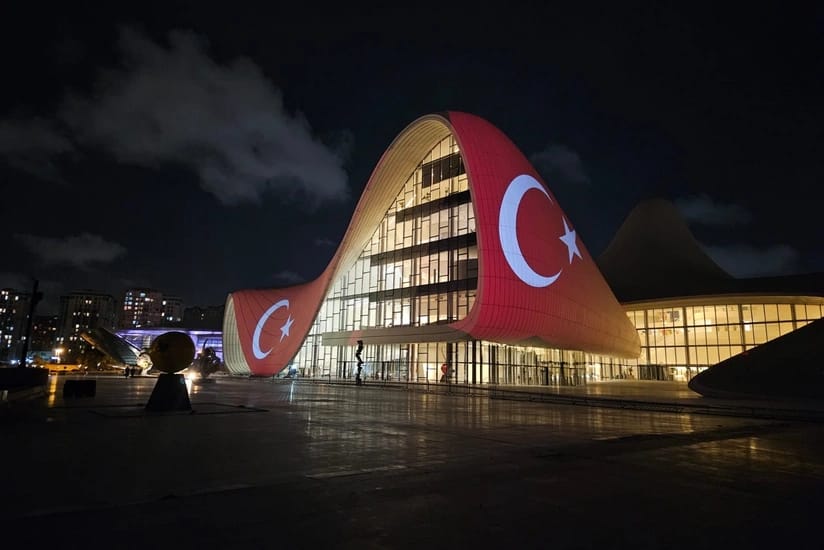 Heydər Əliyev Mərkəzi Türkiyə bayrağı ilə proyeksiya olunub