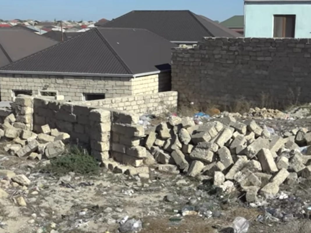 Binə qəsəbəsində yol PROBLEMİ: "Nə taksi, nə də təcili yardım gəlir" - VİDEO