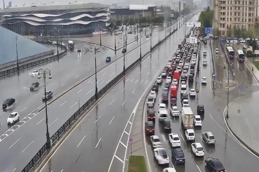 Bakının bir çox yollarında nəqliyyatın sıxlığı yaranıb