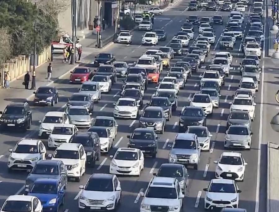 Paytaxtın bir çox yollarında nəqliyyatın sıxlığı yaranıb