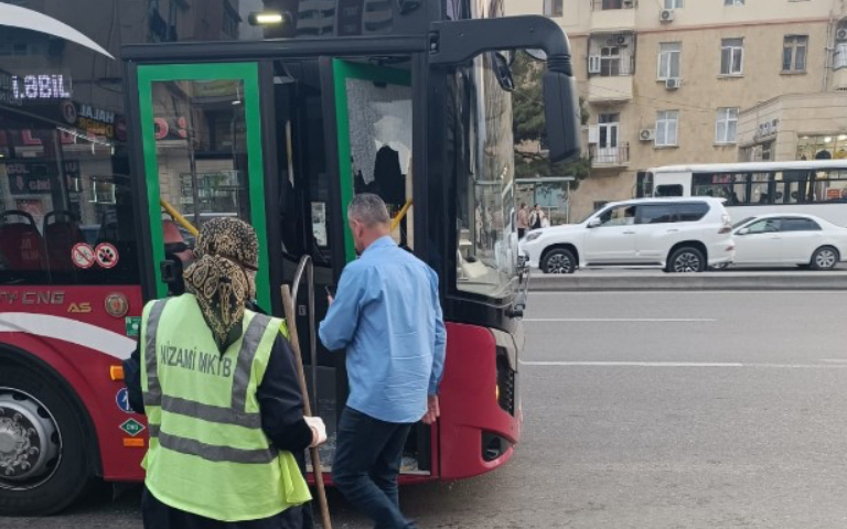 Bakıda sərxoş sərnişin avtobusun şüşəsini sındırdı - FOTO