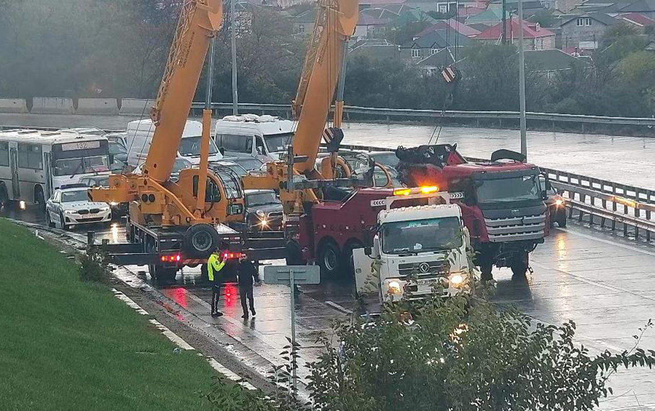 Yük maşını qəza edərək aşdı, tıxac yarandı - Foto