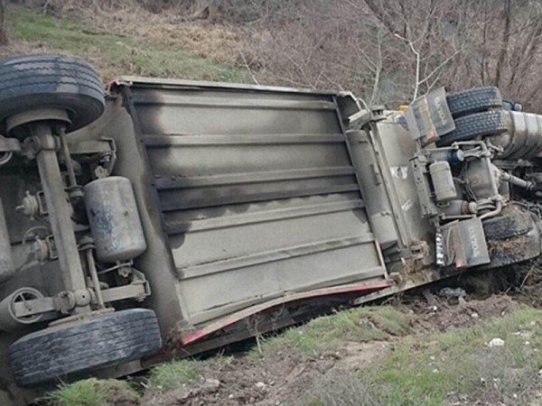 Ağdərədə yük maşını aşdı - Sürücü ağır yaralandı