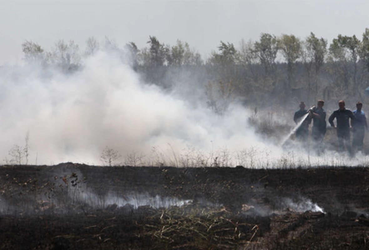İmişlidə iki yanğın: Market tamamilə kül oldu, ot bağlamaları yandı