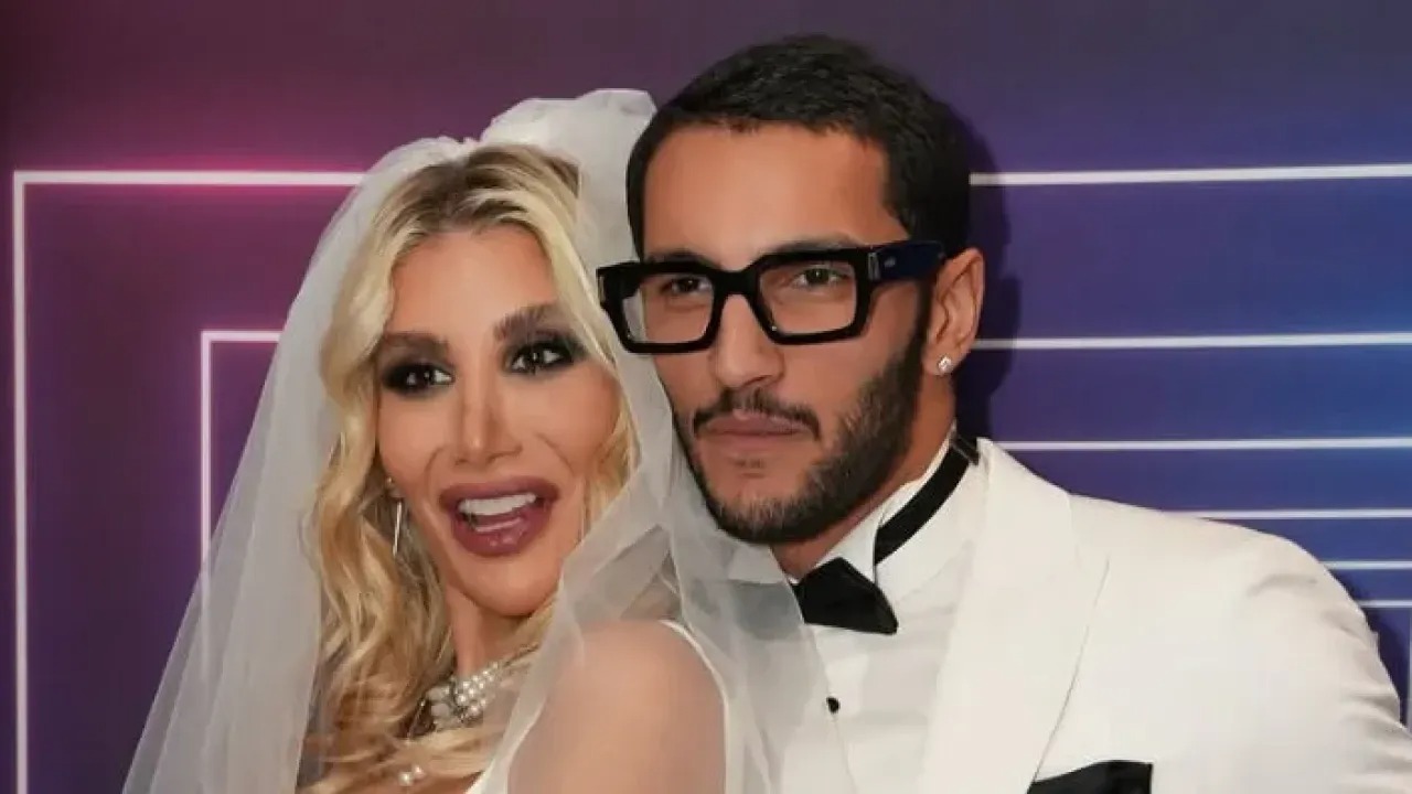 AYRILIQ İDDİASI - İrem Derici nişanlısını sildi