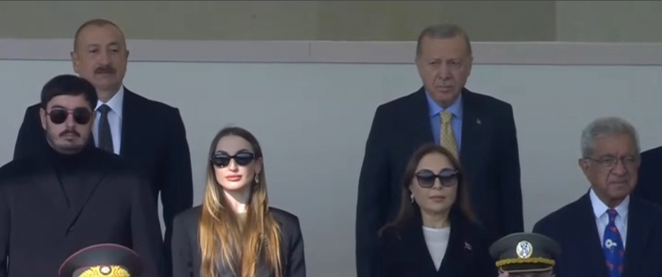 Prezidentin oğlu ilə gəlini hərbi paradda - Foto