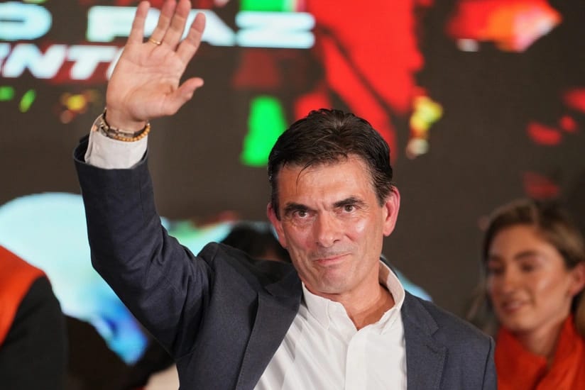 Boliviyanın yeni Prezidenti Rodriqo Pas and içib