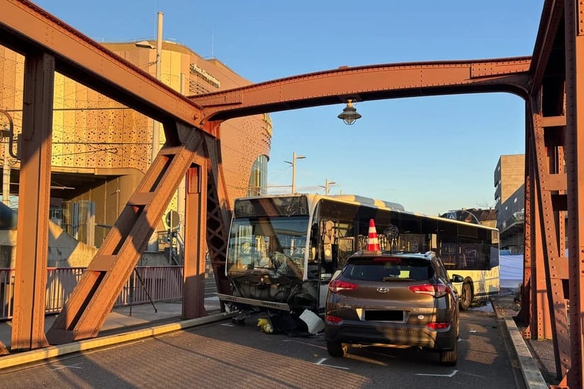 Almaniyada avtobus piyadaları vurub, bir nəfər ölüb, 10 nəfər yaralanıb