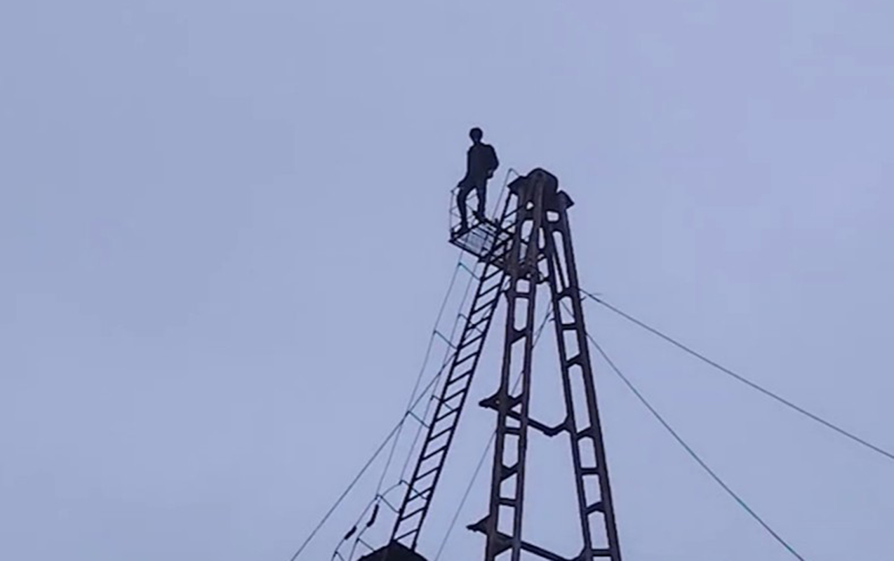 Qülləyə çıxan 18 yaşlı gənc xilas edildi