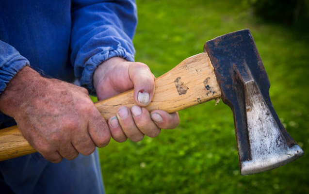 Bakıda balta ilə arvadını öldürən kişi özünü asdı