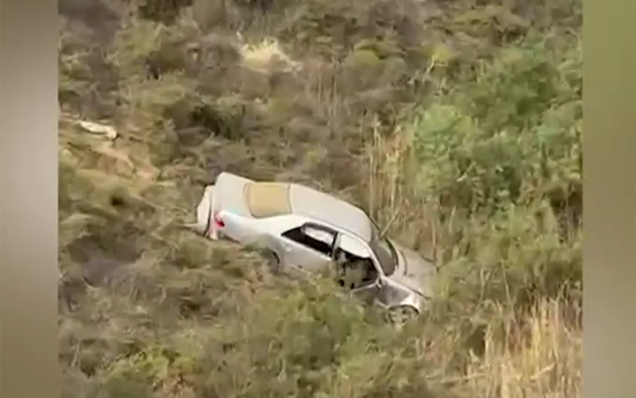 Bakıda maşın dərəyə aşdı - Ölən var - VİDEO