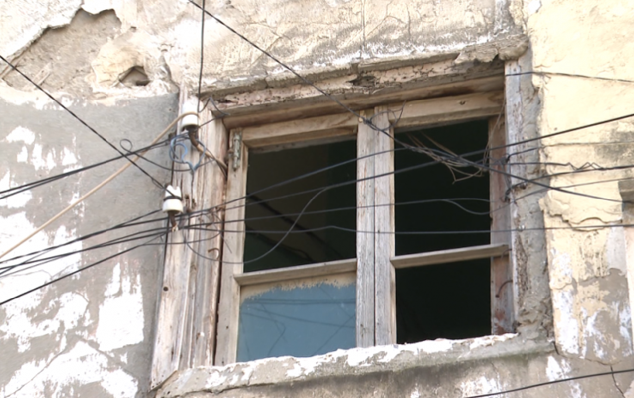 Bu bina hər an yana bilər - VİDEO