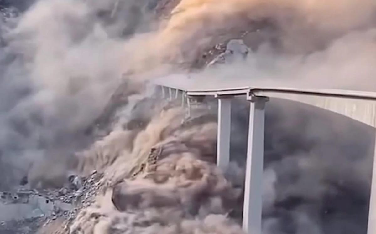 Çində avtomobil körpüsü açılışdan bir neçə ay sonra çökdü