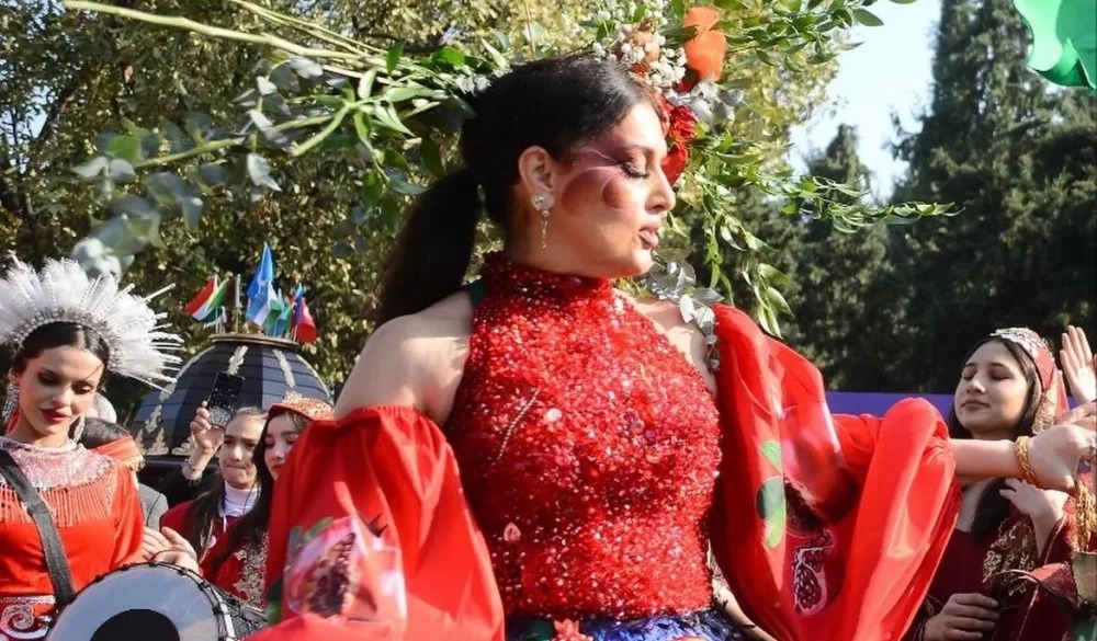 Elza Seyidcahan fərqli geyim və obrazı ilə  - FOTOLAR