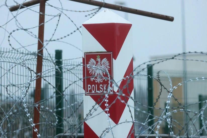 Polşa Belarusla sərhəddə ikinci hasarın inşasına başlayıb