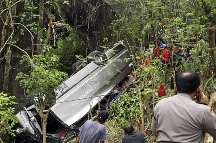 İndoneziyada yol qəzasında 5 çinli turist ölüb