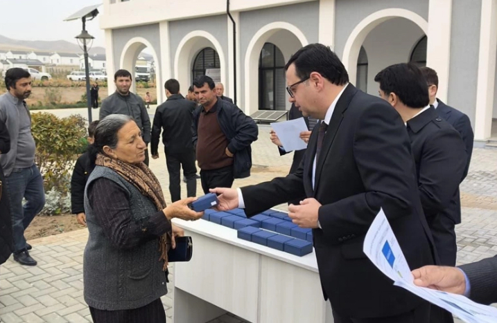 Ağdamın Xıdırlı kəndinə yola salınan köç karvanı çatıb, açarlar təqdim edilib