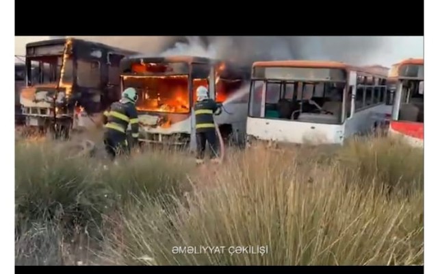 Məmmədli kəndində 4 yararsız avtobus yanıb - VİDEO