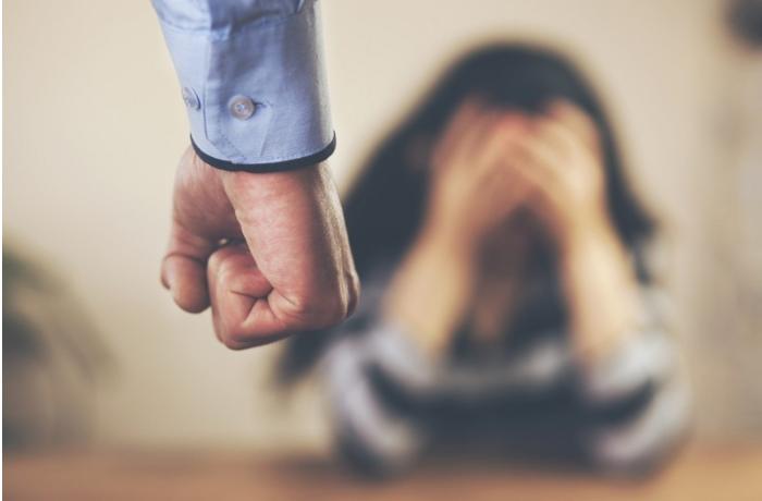 Lənkəranda kişi sinif yoldaşına zəng edən arvadını döydü