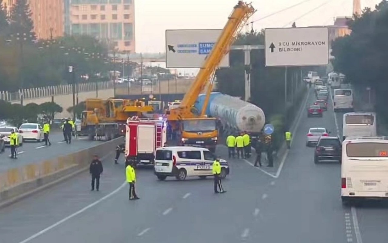 Bakıda qəza baş verdi - Bu yolda hərəkətə məhdudiyyət qoyuldu