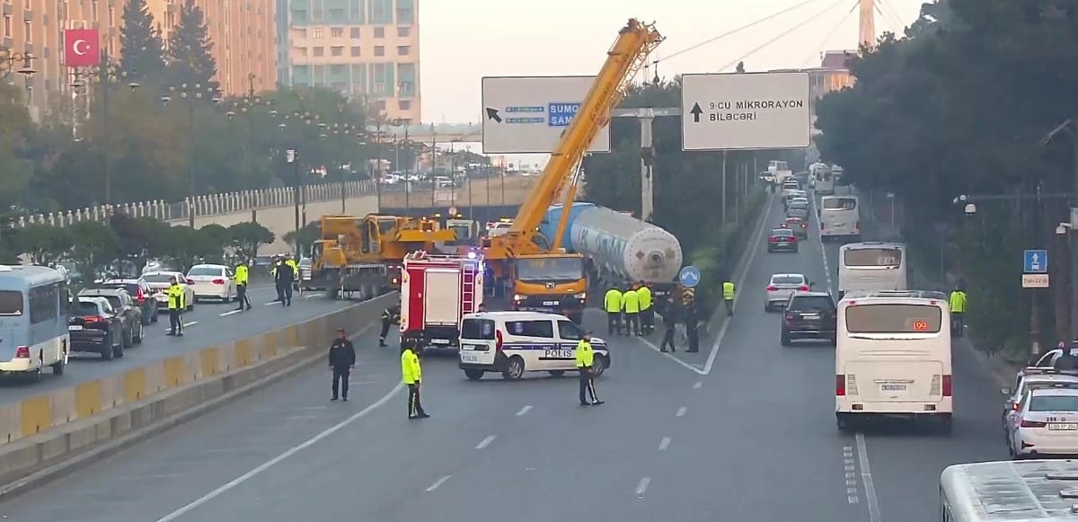 Qəza səbəbindən bağlanan Bakı-Sumqayıt yolu açıldı