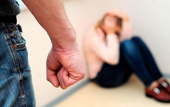 Azərbaycanda 32 yaşlı kişi qadını təhqir etdi, qızının videosunu sosial şəbəkədə paylaşdı