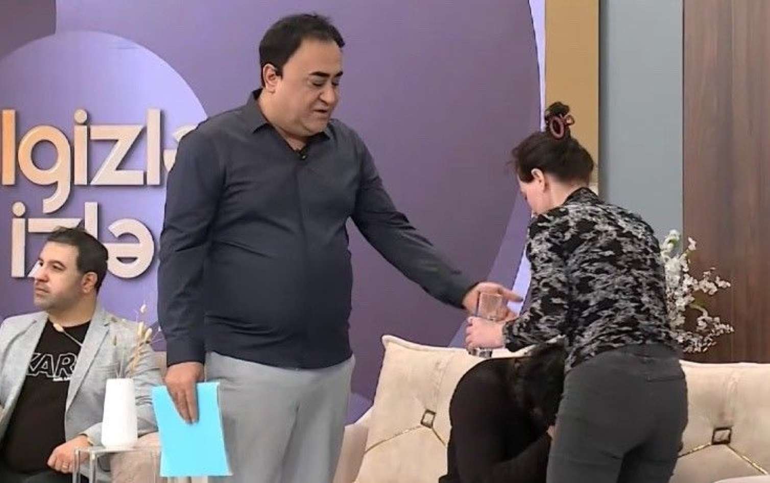Elgizdən efirdə halı pisləşən şəxsə - "Bu artistliyi başqa efirlərdə edərsən" - VİDEO