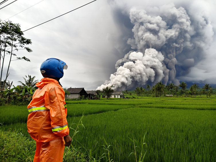 Semeru vulkanında qalan 178 alpinist xilas edildi
