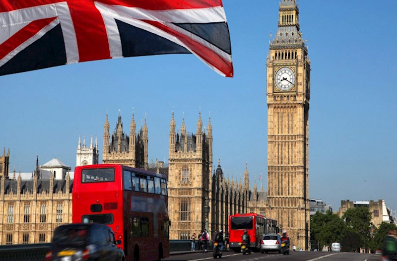 Britaniya hakimiyyəti leqal miqrantlar üçün qaydaları sərtləşdirmək niyyətindədir