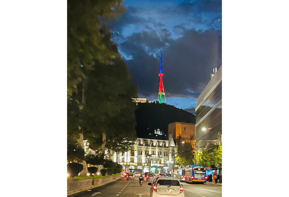 Tbilisi qülləsi Azərbaycan bayrağına büründü