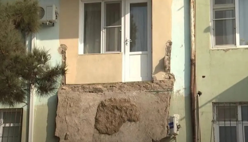 Bakıda binanın eyvanı uçdu, xəsarət alan var