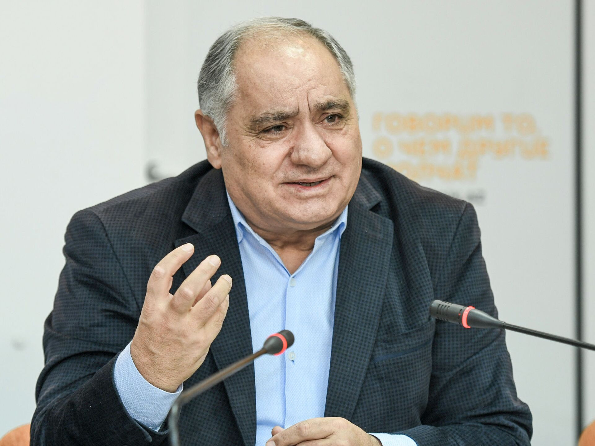 “Sosial şəbəkələrin verdiyi üstünlüklərdən istifadə edərək başqalarını təhqir etmək…” - Qulu Məhərrəmli