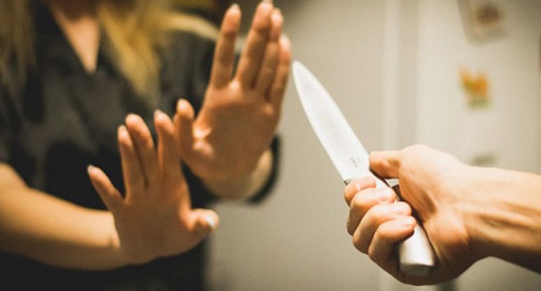 Şəmkirdə qardaş bacısını bıçaqlayıb