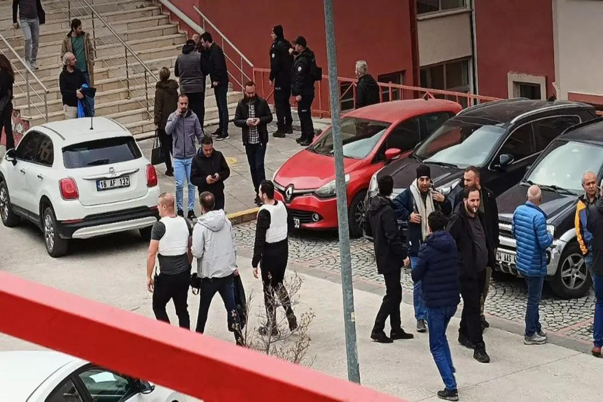 Türkiyədə universitet əməkdaşı həmkarını silahla girov götürüb