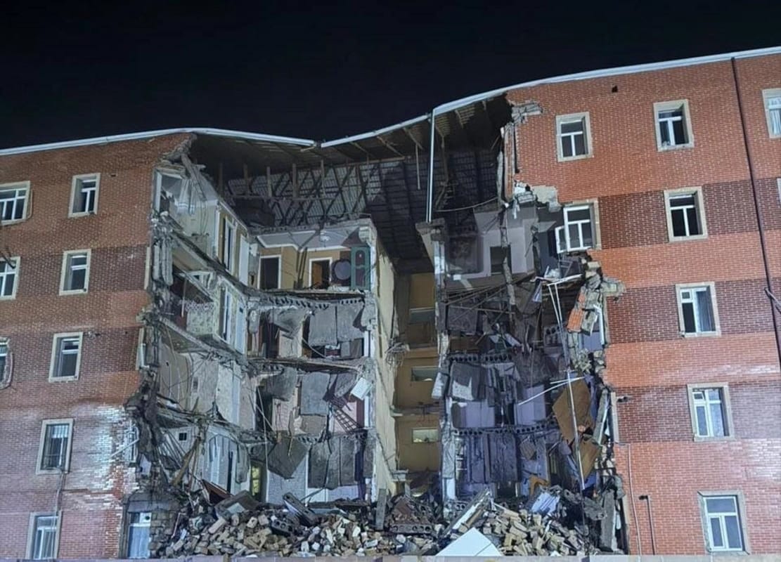 Goranboyda 5 mərtəbəli yaşayış binasının bir bloku tamamilə çökdü