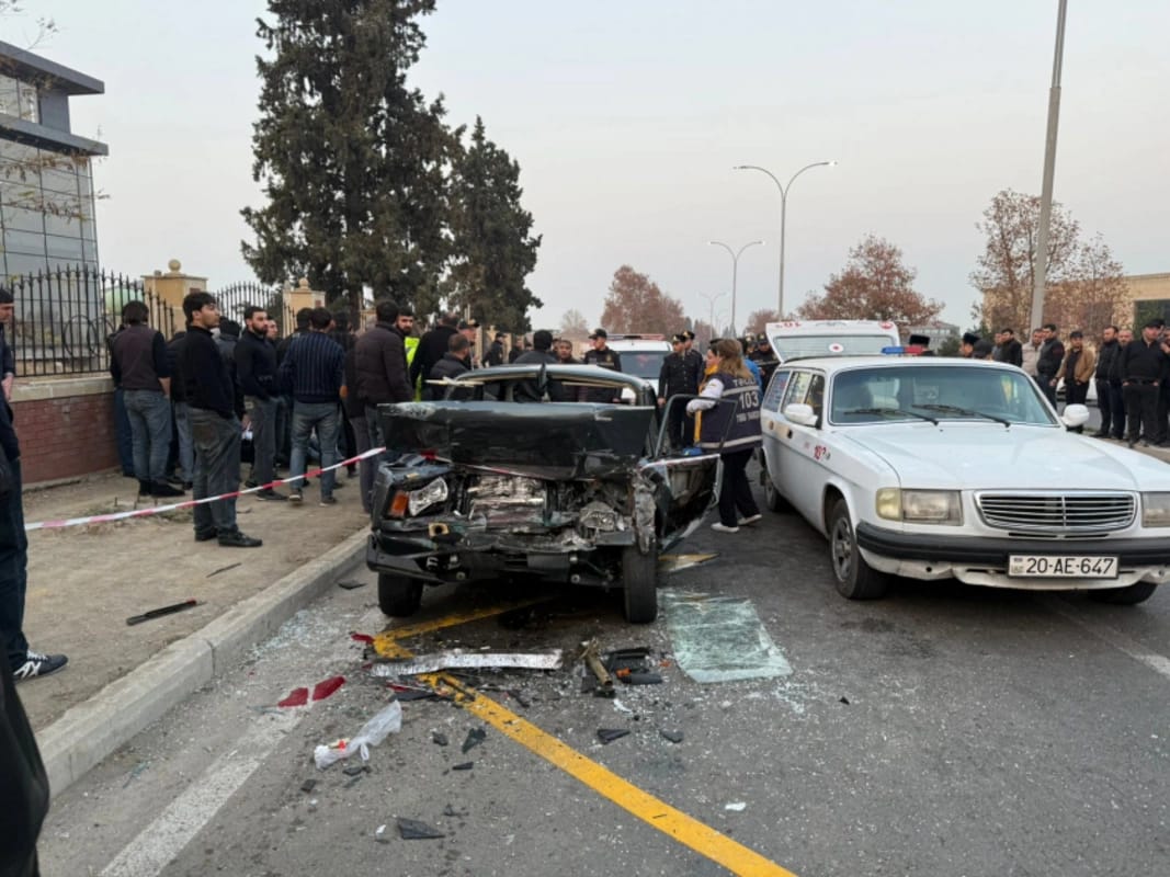 Gəncədə minik maşını sərnişin avtobusuna ÇIRPILIB: Ölən və xəsarət alanlar var