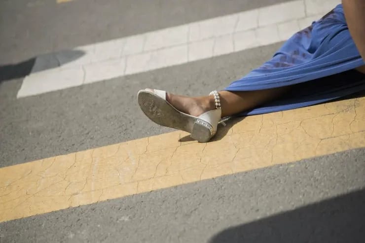 Yük maşınını geriyə sürərkən 75 yaşlı qadını vurub öldürdü