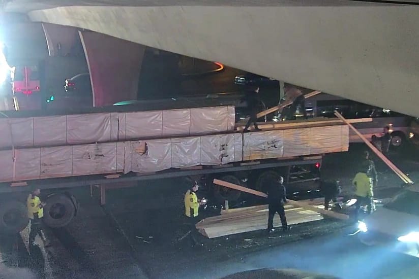 Bakıda avtomobilin yükünün yola dağılması tıxac yaradıb